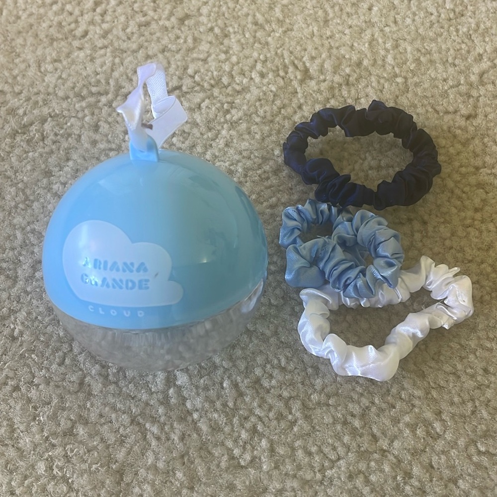 Ariana Grande cloud ornament and scrunchies. NEW.